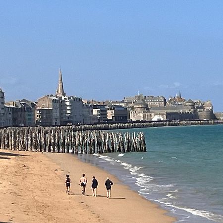 Le Cezembre, Au Pied De La Plage Saint-Malo Luaran gambar