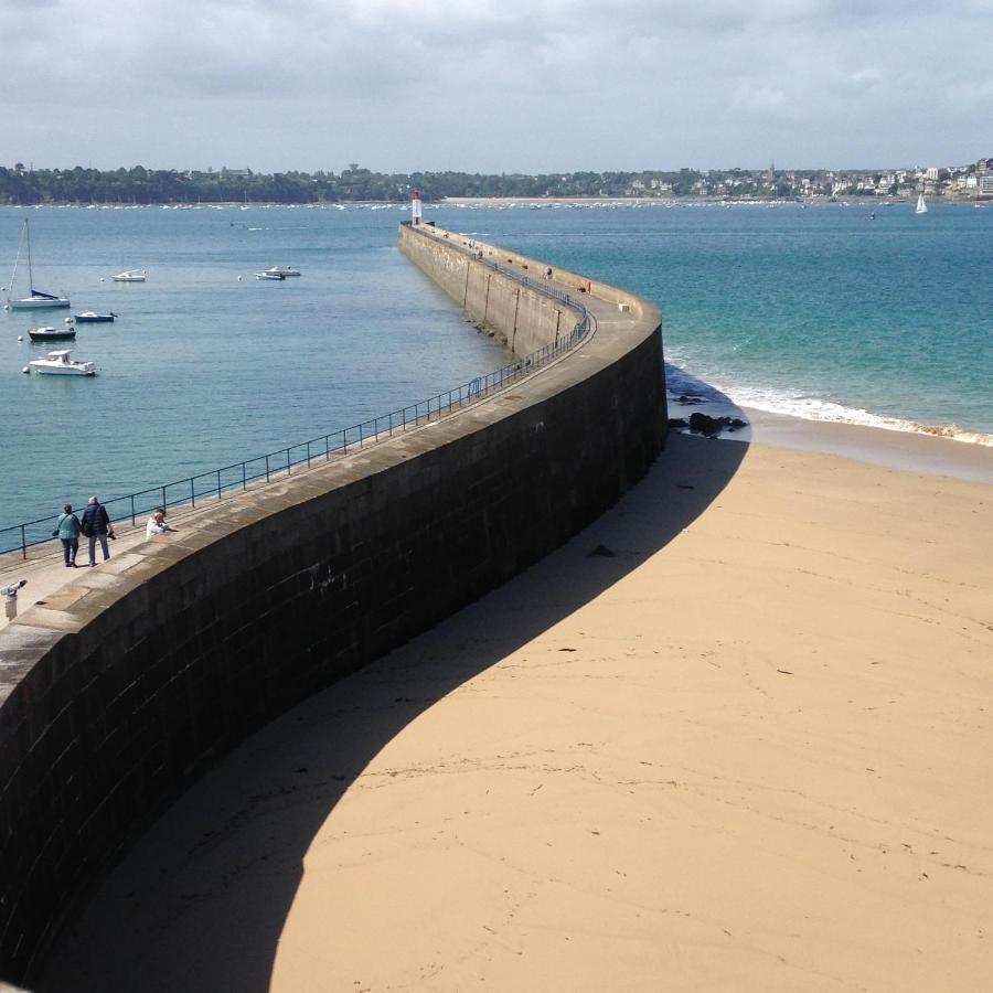 Le Cezembre, Au Pied De La Plage Saint-Malo Luaran gambar
