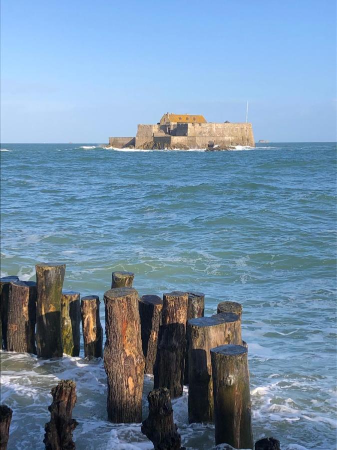 Le Cezembre, Au Pied De La Plage Saint-Malo Luaran gambar