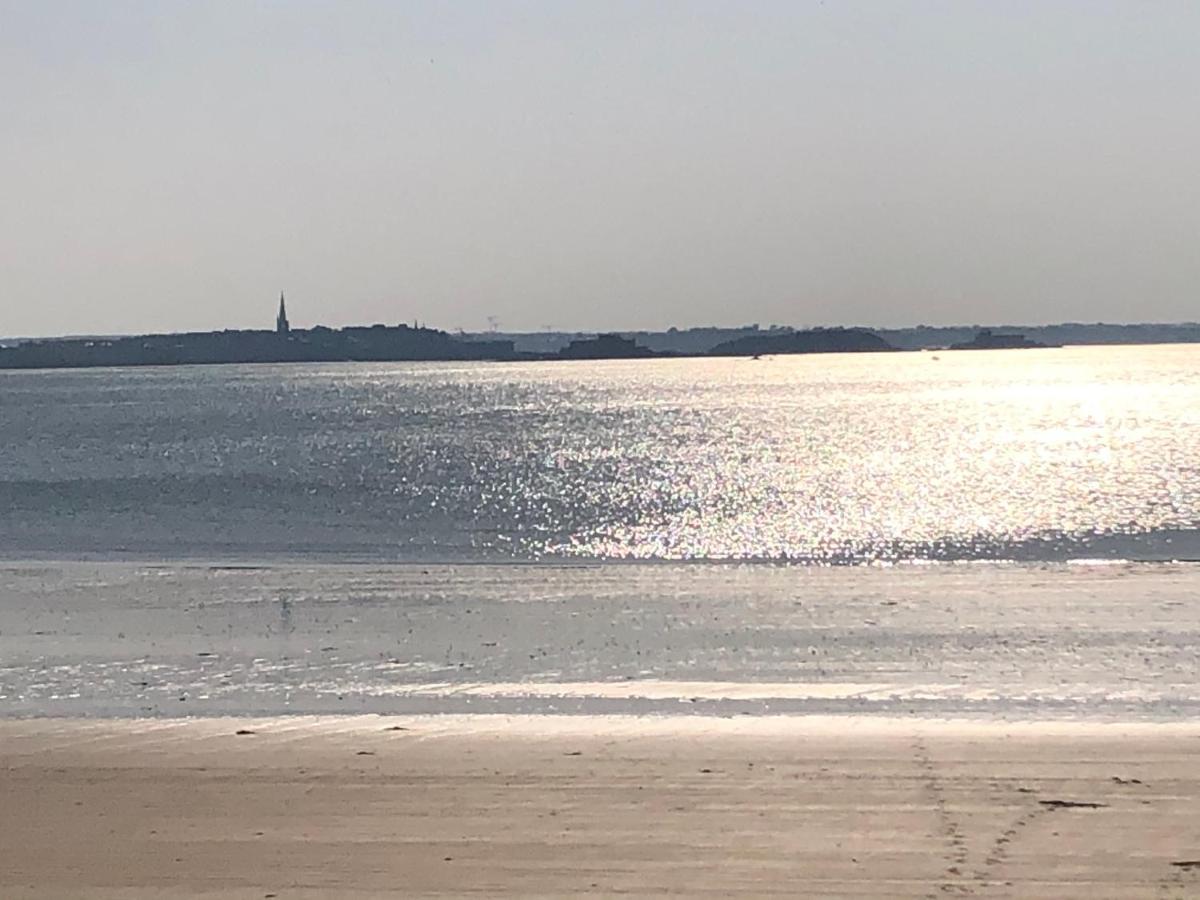 Le Cezembre, Au Pied De La Plage Saint-Malo Luaran gambar